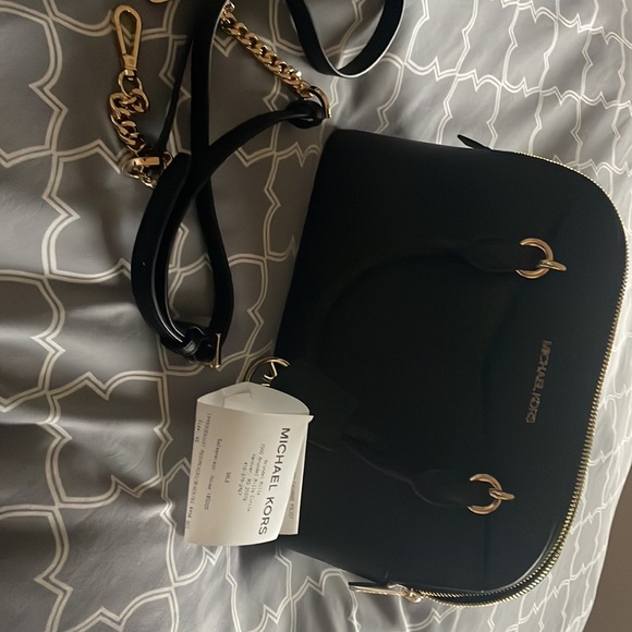 This is a once used Micheal Kors bag that I do not use and would love to sell - Picture 7 of 8